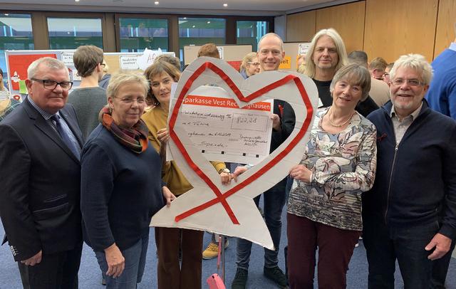 Begeistert von den kreativen Ideen und dem Engagement der Schülerinnen und Schüler: Hilmar Claus (stellv. Landrat), Astrid Platzmann-Scholten und Christine Laubinger (AIDS-Prävention des Kreises Recklinghausen), Mark Zumpe (Drogenberatung WestVest), Meinhard Schreiber (ProFamilia) sowie Marie-Luise und Wolfgang Formann von „Hope and Future e.V.“ (v.l.)