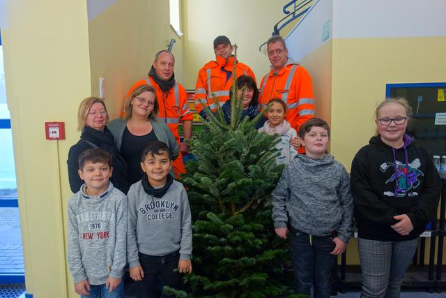 So bescheiden - einziartig: Klaus Landwehr EBE-Mitarbeiter re., der jährlich der Gervinusschule einen Tannenbaum schenkt - MitarbeiterAlexander und Frank. Engagierte Schulmütter v. li. Evelyn Szallies, Vanessa Keller - Erzieherin Jennifer Skunca und Schüler