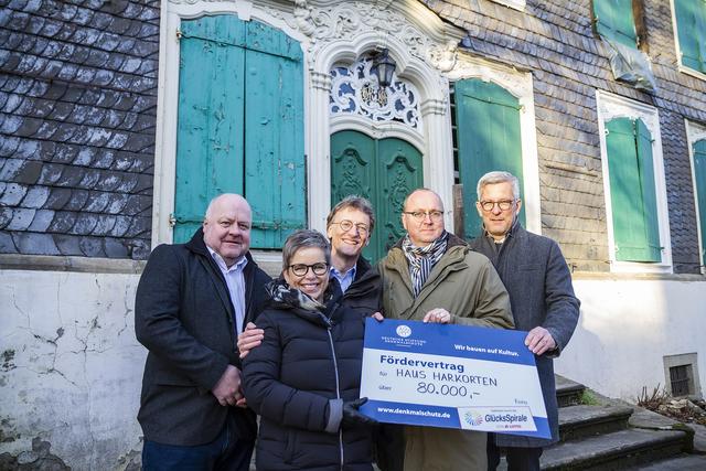 Freuen sich darüber, dass das Haus Harkorten in seinem Bestand gesichert wird (v.li.): Rüdiger Beul (WestLotto), Denkmalpflegerin Ina Hanemann, Rolf Klostermann (Ortskurator Sauerland der Deutschen Stiftung Denkmalschutz), Hans-Christian Freier (Verein zur Förderung des Erhalts und der Entwicklung von Haus Harkorten) und Oberbürgermeister Erik O. Schulz.