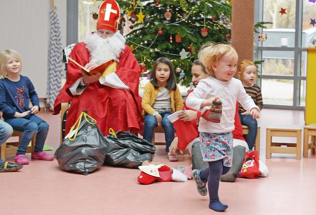 In der Universitäts-Kita HoKiDo begrüßten die Kinder den Nikolaus mit mehreren Liedern.
