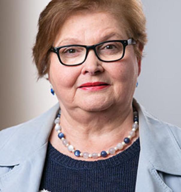 Karin Sidiropoulos, Bezirksvertreterin für Holsterhausen, erinnert daran, dass die Fußgänger gleich welchen Alters immer Vorrang haben müssen. Eine beruhigte Fahrrdstraße kann dieses Ziel erreichen.