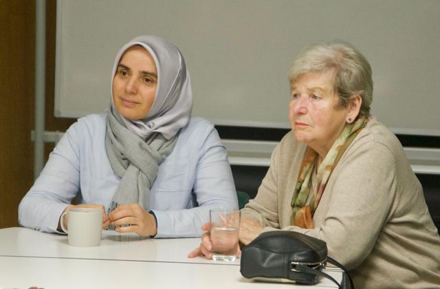 Teilnehmer im intensiven Gespräch: Beim Arche Dialog herrscht eine respektvolle, lockere Gesprächsatmosphäre. | Foto: Sonja Mersch