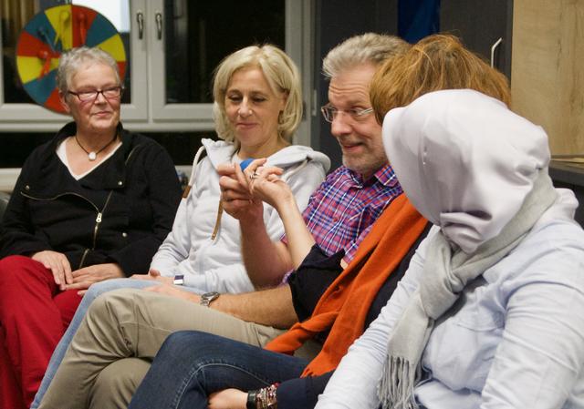 Die Weitergabe des blauen Balls lockert die Stimmung auf. | Foto: Sonja Mersch