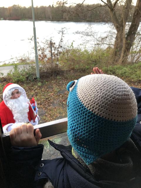 Vielen Dank, hinter dem Fenster bin ich sicher | Foto: Umbehaue