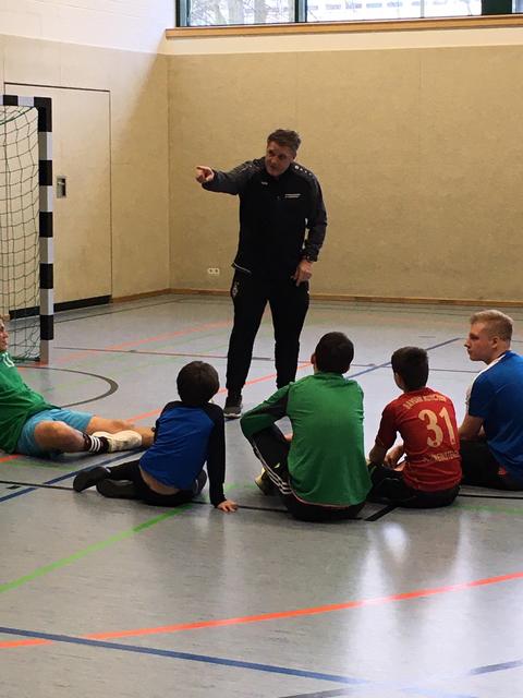 Michael Klinkert erklärt den Kindern und Jugendlichen die nächste Trainingseinheit.