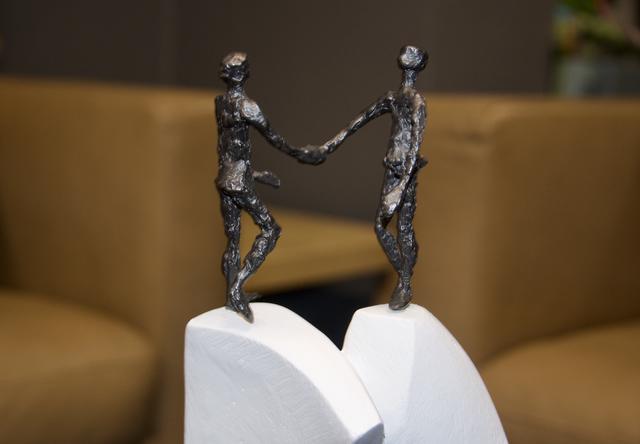 Ein Symbol für die Arche Dialoge in Altendorf: Zwei Menschen, die einander die Hand reichen. | Foto: Sonja Mersch