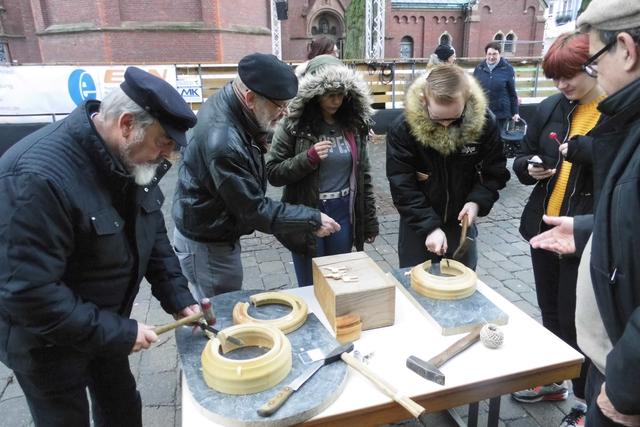 Beim Austausch über das christliche Weihnachten wurden Holztiere aus einem Reifen geschnitzt.