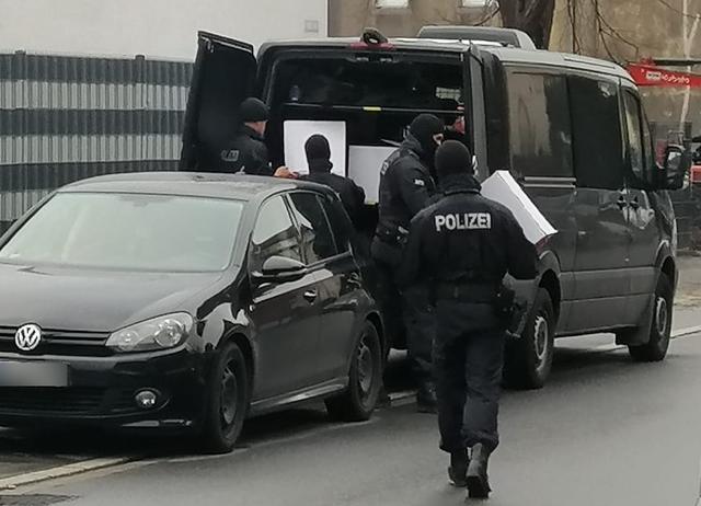 Im Rahmen der Durchsuchung konnten Einsatzkräfte der Bundespolizei heute einen größeren Bargeldbetrag in Höhe von circa 28.000 Euro, eine Anscheinswaffe, zahlreiche Speichermedien, Computer, Laptops, Unterlagen und weitere Abrechnungsscheine (Taxischeine) der DB AG sicherstellen. Diese sind nun Gegenstand der weiteren Ermittlungen.