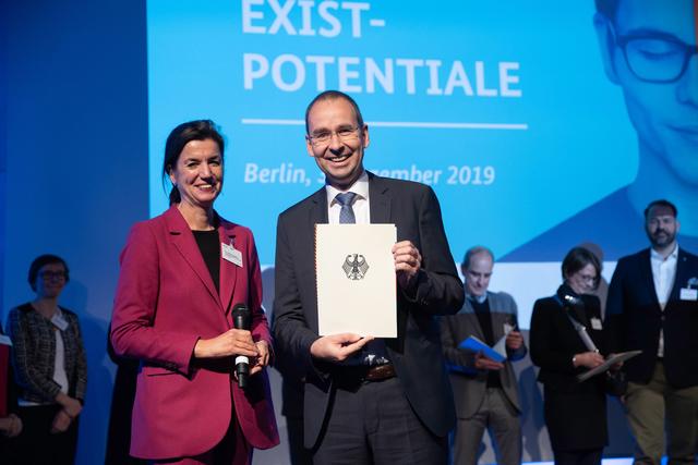 Priv.-Doz. Dr. Gerhard Heusipp vom ZFIT präsentiert stolz die Urkunde, übereicht von Dr. Sabine Hepperle vom BMWi. | Foto: Bildkraftwerk 