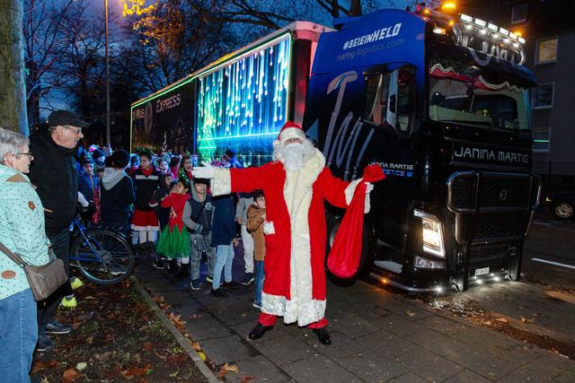 Da durfte natürlich auch der Nikolaus nicht fehlen und das Lalok hatte den Rotgewandeten extra eingeladen, dabei zu sein, wenn der Truck vor fährt. Im Hintergrund sieht man am Truck auch die Leinwand, auf die weihnachtliche Motive projiziert wurden.
