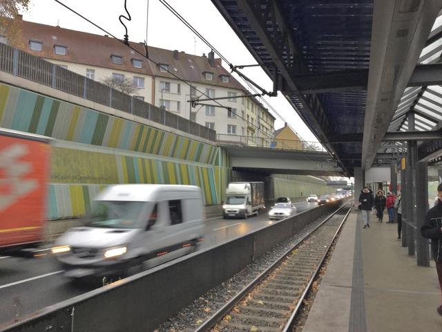 Sowohl Fahrgäste der U-Bahnlinie 18, wie auch die vielen Tausend Anwohner*innend er A40 in Frohnhausen und Holsterhausen warten seit Jahrzehnten vergeblich auf einen Autobahndeckel. Viele der permant auf diese Stadtteile einströmenden Lärm- und Schadstoffemissionen könnten durch einen, dann möglcihst auch begehbaren Autobahndeckel merkbar reduziert werden. Positives Beispiel für die segensreichen Auswirkungen eines derartigen Bauwerks ist der seit langem exitierende begrünte Deckel über die A 52, der sich unmittelbar nördlich der Steeler Strasse erstreckt.