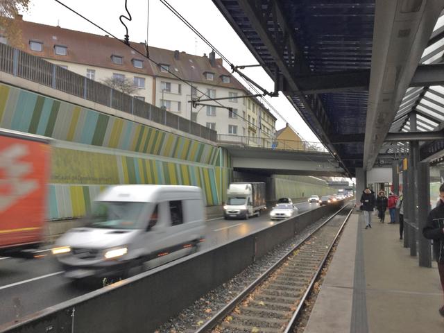 Sowohl Fahrgäste der U-Bahnlinie 18, wie auch die vielen Tausend Anwohner*innend er A40 in Frohnhausen und Holsterhausen warten seit Jahrzehnten vergeblich auf einen Autobahndeckel. Viele der permant auf diese Stadtteile einströmenden Lärm- und Schadstoffemissionen könnten durch einen, dann möglcihst auch begehbaren Autobahndeckel merkbar reduziert werden.  Positives Beispiel für die segensreichen Auswirkungen eines derartigen Bauwerks ist der seit langem exitierende begrünte Deckel über die A 52, der sich unmittelbar nördlich der Steeler Strasse erstreckt.  | Foto: Walter Wandtke