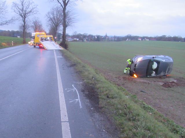 Der Bräukerweg in Menden musste nach dem Verkehrsunfall gesperrt werden. Der SEAT-Fahrer wurde in ein Krankenhaus gebracht.