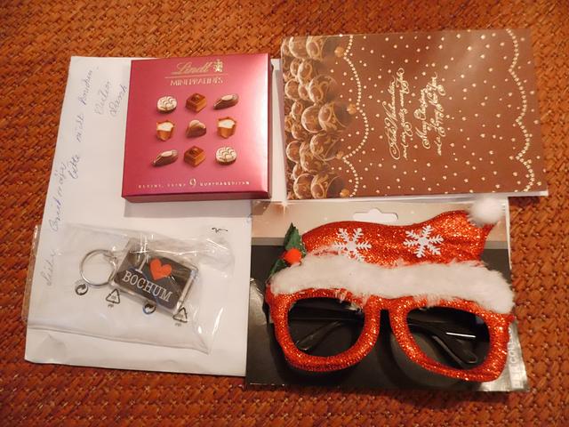 hallo liebe gudrun...ich habe mich über alles gefreut was in dem umschlag war...die pralienen habe ich meiner frau geschenkt...auch ein dank an euch von ihr...