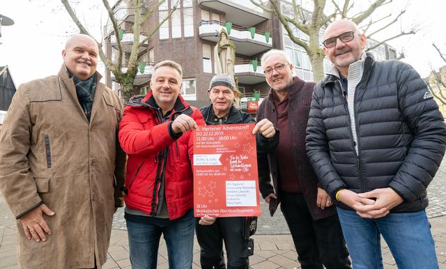 Bernhard Felling, Frank Philipp, Punky Bahr, Andreas Hebestreit und Christoph Ules freuen sich auf den sechsten Adventstreff rund um die Kranzplatte.