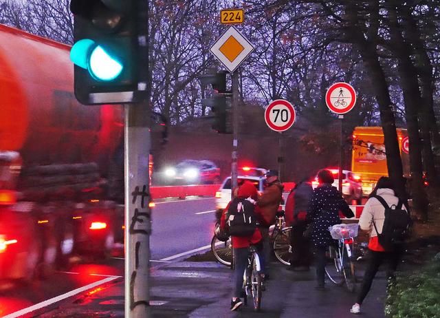 Ein alltäglicher Anblick an der B 224: Am Übergang Schützenstraße "knubbeln" sich auf engstem Radfahrer und Fußgänger direkt am Fahrbahnrand, warten darauf, bei Grünlicht die viel befahrene Bundesstraße überqueren zu können. Foto: Bürgerforum