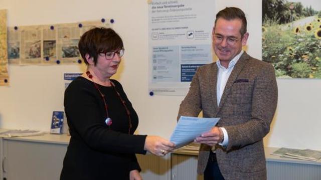 Marion Penquitt, Leiterin des Referates Bürgerservice, und Stadtrat Dr. Christopher Schmitt.