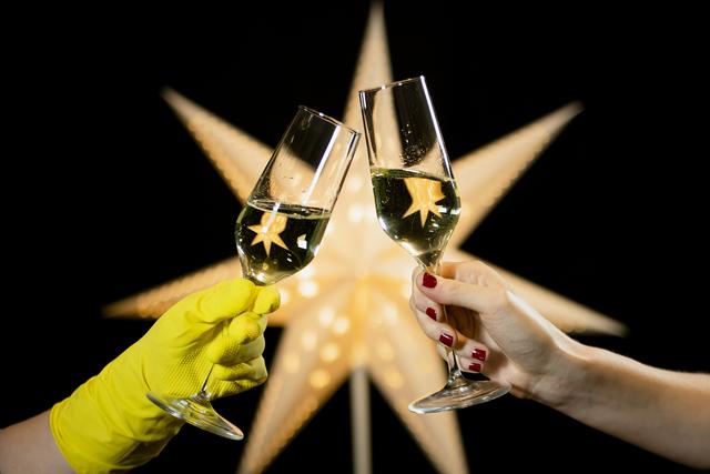 Das Anstoßen auf die Feiertage kann so oder so aussehen: im Job – oder ganz privat. Für
Gebäudereinigerinnen gilt: Sie haben entweder Heiligabend oder Silvester frei. Dafür hat sich die
IG BAU als Gewerkschaft der Reinigungskräfte stark gemacht.