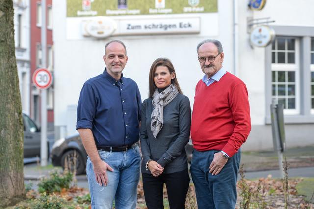 Familie Pulic vor der Gaststätte. Tomislav Pulic, seine Frau Blazenka und Zarko Pulic. (v. li.)