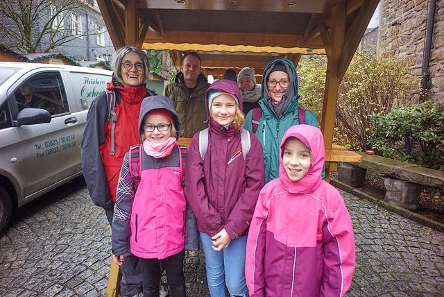 Dem Wetter entsprechend gekleidet waren sie, vorne: Marleen, Lilly, Luise, dahinter: Elke und Sabrina, im Hintergrund: Björn und Celine.