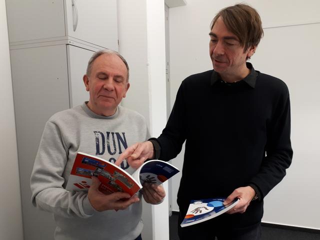 Ralf Günster (li.) und Jörg Büschgens freuen sich über das breit aufgestellte Angebot im Fremdsprachenbereich. Auch Englisch-Abiturvorbereitungskurse auf Abi-Niveau werden angeboten.