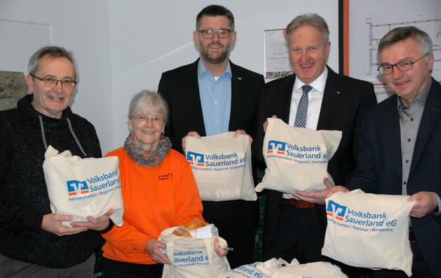 Auf dem Bild freuen sich Peter Hoscheidt, Vorsitzender der Arnsberger Tafel, Anni Künkenrenken (Arnsberger Tafel), Jörg Werdite, Jörg Strotmeyer und Marketingleiter Helmut Schulte, alle drei Volksbank Sauerland (v.l.).