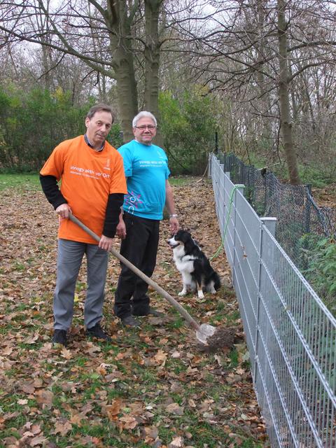 innogy Projektpate Michael Burbach (rechts) und Udo Tröster kontrollieren noch einmal ihren neu errichteten Zaun. Foto: innogy
