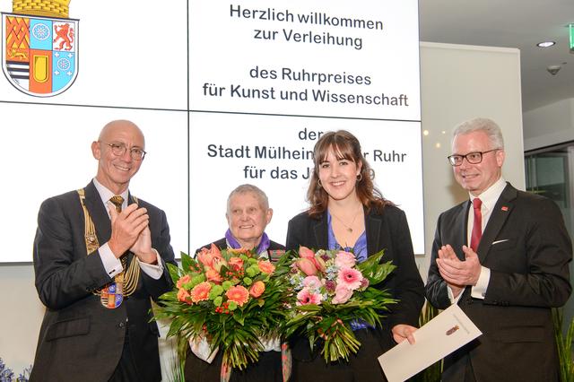 Die Ruhrpreisträgerinnen Ursula Hirsch und Liana Leßmann mit Oberbürgermeister Ulrich Scholten und Sparkassen-Vorstand Martin Weck. 
Foto: Walter Schernstein
