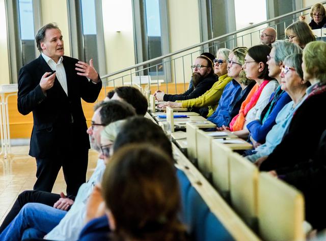 Die Reihe der Bürgervorlesungen von Stadtspiegel Esen und seiner Nachrichten-Community Lokalkompass.de stößt auf reges Interesse. Diesmal war zu Gast: Prof. Dr. Rainer Kimmig, Direktor der Klinik für Frauenheilkunde und Geburtshilfe, Universitätsklinikum Essen.