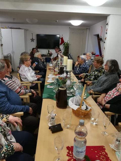 Eine schöne Überraschung gab es für die die Senioren des „Cafés Ewaldstraße“, das zweimal im Monat im Wally-Windhausen stattfindet.