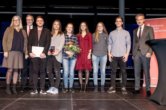 Im Jahr 2017 wurde U25 mit dem Ehrenamtspreis Gelsenkirchen ausgezeichnet (Foto). In der Begründung hieß es damals: „Jugend, das ist die Blüte des Lebens – aber auch die Zeit der ersten Krisen. Oft wird die Not von jungen Menschen übersehen, weil viele nicht wissen, dass auch in jungen Jahren der Wunsch nach dem eigenen Tod aufkommen kann. Zum Glück gibt es in Gelsenkirchen ein Hilfsangebot für Jugendliche mit Suizidgedanken. Anonym und kostenlos können sie sich an die Ehrenamtlichen von Gelsenkirchen-Online-Suizid-Prävention wenden. Diese jungen „Peer-Berater“ sind selbst erst zwischen 16 und 25 Jahre alt. Umso höher ist ihr Einsatz für Altersgenossen in schwierigen Lebenslagen zu bewerten.“ Mit dem Jurypreis des Engagementpreis bewirbt sich das Projekt automatisch für den Deutschen Engagementpreis 2020. Es gibt also immer noch eine Steigerung. Archiv-Foto: Gerd Kaemper