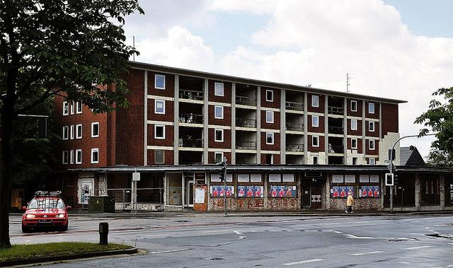 Die Schrottimmobilie "Erlenkrug" bereitet den Fachleuten im Gladbecker Rathaus nach wie vor Probleme. Nun droht die Verwaltung dem Immobilien-Eigner erneut mit rechtlichen Schritten. Archiv-Foto: Kariger