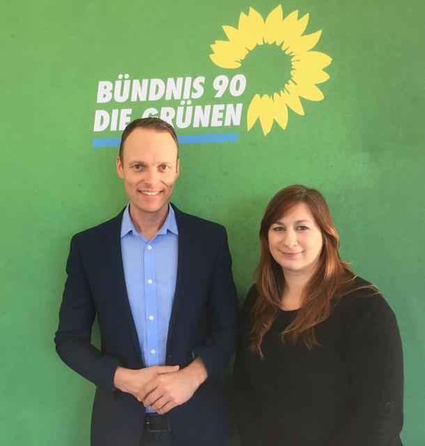 Die Essner GRÜNEN-Vorsitzenden Kai Gehring und Gönül Eğlence:
„Die brutale Attacke auf Max Adelmann ist eine hinterhältige Straftat und ein Angriff auf die lebendige Zivilgesellschaft unserer Stadt. Als Bündnispartner verurteilen wir wie alle Demokrat*innen den Angriff zutiefst.