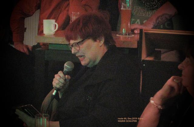 in ihrem ELEMENT: INGRID SCHLÜTER liest (vor) und... man lauscht wie gebannt! TOLL!