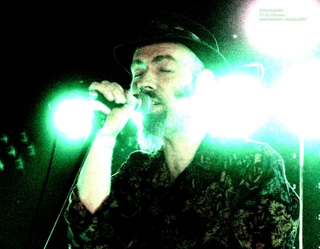 hoch konzentriert im ScheinwerferLicht!