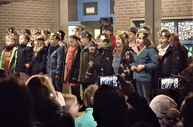 Plötzlich erstrahlten auf dem Schulhof Kinderstimmen.
Foto: Henschke