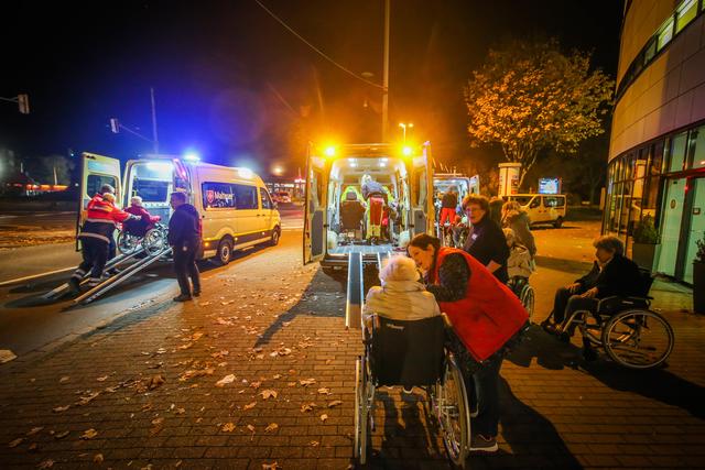Auch die beiden Seniorenheime Christinenstift und Josefia müssen für die Entschärfung der möglichen Bomben in der der City am 12. Januar geräumt werden, wie hier bei der Evakuierung an der Märkischen Straße im November
