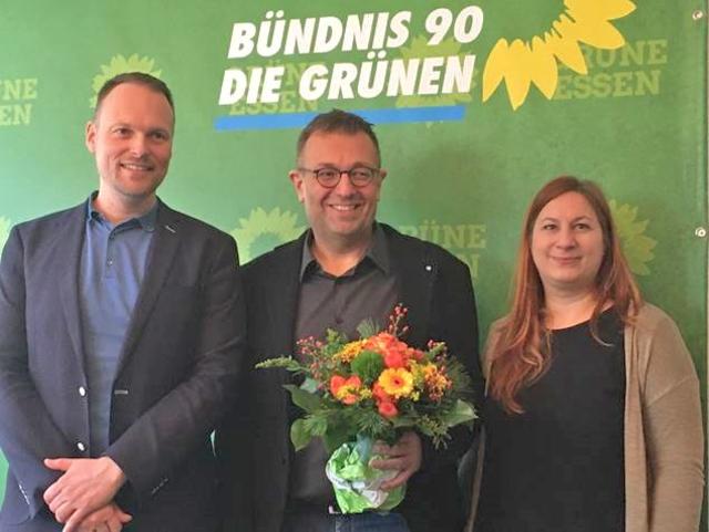 Kai Gehring, grüner Bundestagsabgeordneter und Vorsitzender des Essener Kreisverbands; Mehrdad Mostofizadeh, Grüner Landtagsabgeordneter und Oberbürgerbürgermeisterkandidat für Essen; Gönül Eğlence, Vorsitzende des Essener Kreisverbands der Grünen und deren Oberbürgermeisterkandidatin in der vorhergehenden Wahl freuen sich über das urteil des NRW-Verfassungsgerichts zur Stichwahl.