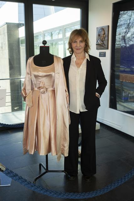Anita Ruhnau, die Gattin des MiR-Architekten Werner Ruhnau, stellte für die Ausstellung das Kleid zur Verfügung, das Yves Klein für sie zur Eröffnung des Neuen Gelsenkirchener Theaters entworfen hatte. Genäht wurde es von Schneidermeister Preusker aus Gelsenkirchen und Anita Ruhnau trug es am 15. Dezember 1959. Foto: Gerd Kaemper
