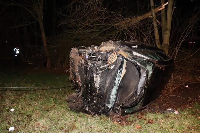 Das Foto zeigt den Opel nach dem Unfall.