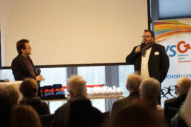 Moderator Bernd Hamer im Rollenspiel mit dem 2. Vorsitzenden Jan Steinmetz zum Thema Sponsoring.
