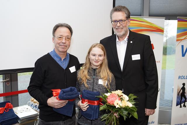 Deutsche Meisterin Rollkunstlauf Kür
Isabell Wiethoff mit Trainer Hannes Schrank und dem 1. Vorsitzenden Holger Kocherscheidt.