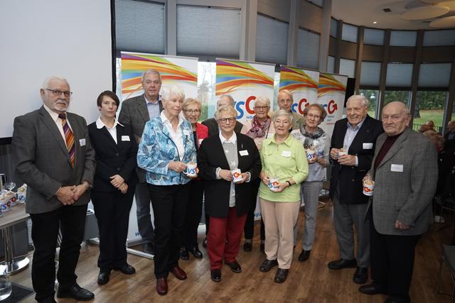 Ehrung langjähriger Mitglieder über 65 Jahre mit dem 1. Vorsitzenden vom Velberter Stadtsportbund Peter Blau und der 2. Vorsitzender Meike Endemann (v.l.)