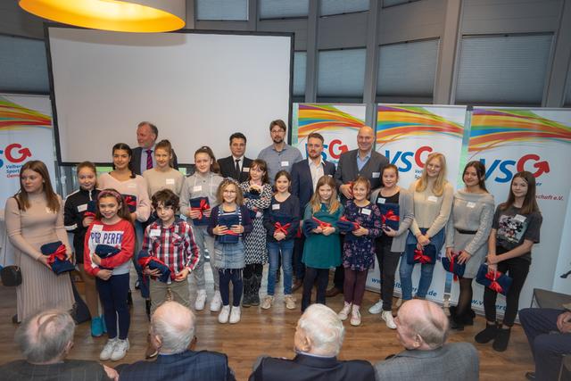 Erfolgreiche Taekwondo und Hwarang Kwan Do Sportler/innen mit Bürgermeister Dirk Lukrafka.