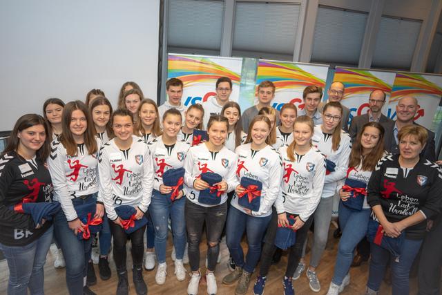 weibliche  Jugend B
Handball Kreismeister 2018/2019 und Aufstieg Oberliga 2019/2020 und erfolgreiche Leichtathleten mit Ihren Trainern und Bürgermeister Dirk Lukrafka