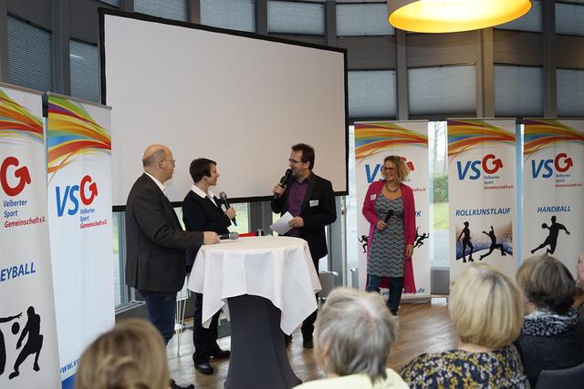 Moderator Bernd Hamer im Talk mit (v.l.) Geschäftsführer Axel Spitzer, 2. Vorsitzende Meike Endemann und Stephanie Bickmeier AOK-Projektleiterin BesserEsser.