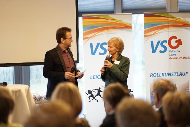 Moderator Bernd Hamer im Gespräch mit Eva Plätzer, eine der Seniorenbeauftragten