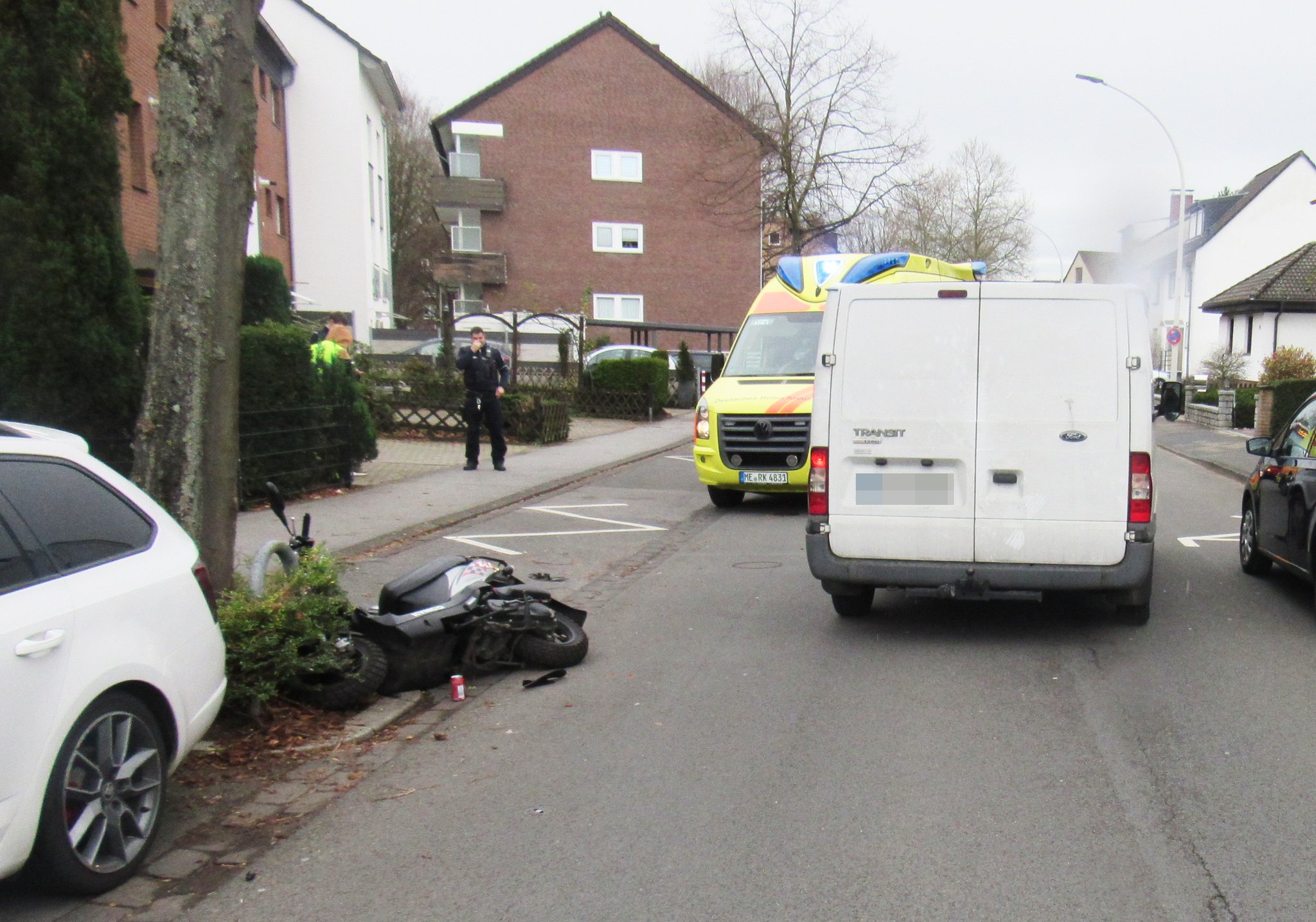 Hildener Rollerfahrer Verletzt Kleintransporter Auf Falscher Fahrbahn 