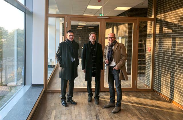 Von links: Bürgermeister Prof. Dr. Christoph Landscheidt, Dr. Christoph Müllmann und Martin Notthoff bei der Begehung der sanierten Stadthalle. Fotos: Stadt Kamp-Lintfort