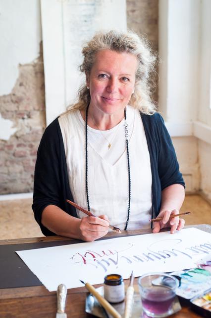 Auch die Kalligrafin Sabine Danielzig wird vorgestellt.